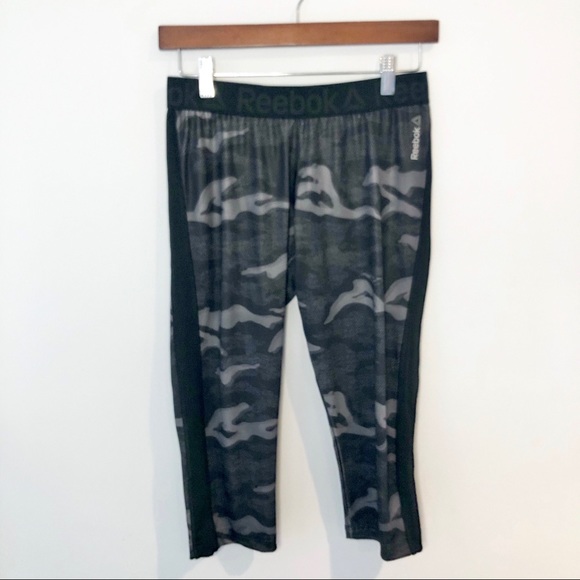 ✨3/$30 Reebok Work Out Ready Printed Camo Capris - Picture 3 of 9